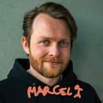 Zijn leven is entertainen.